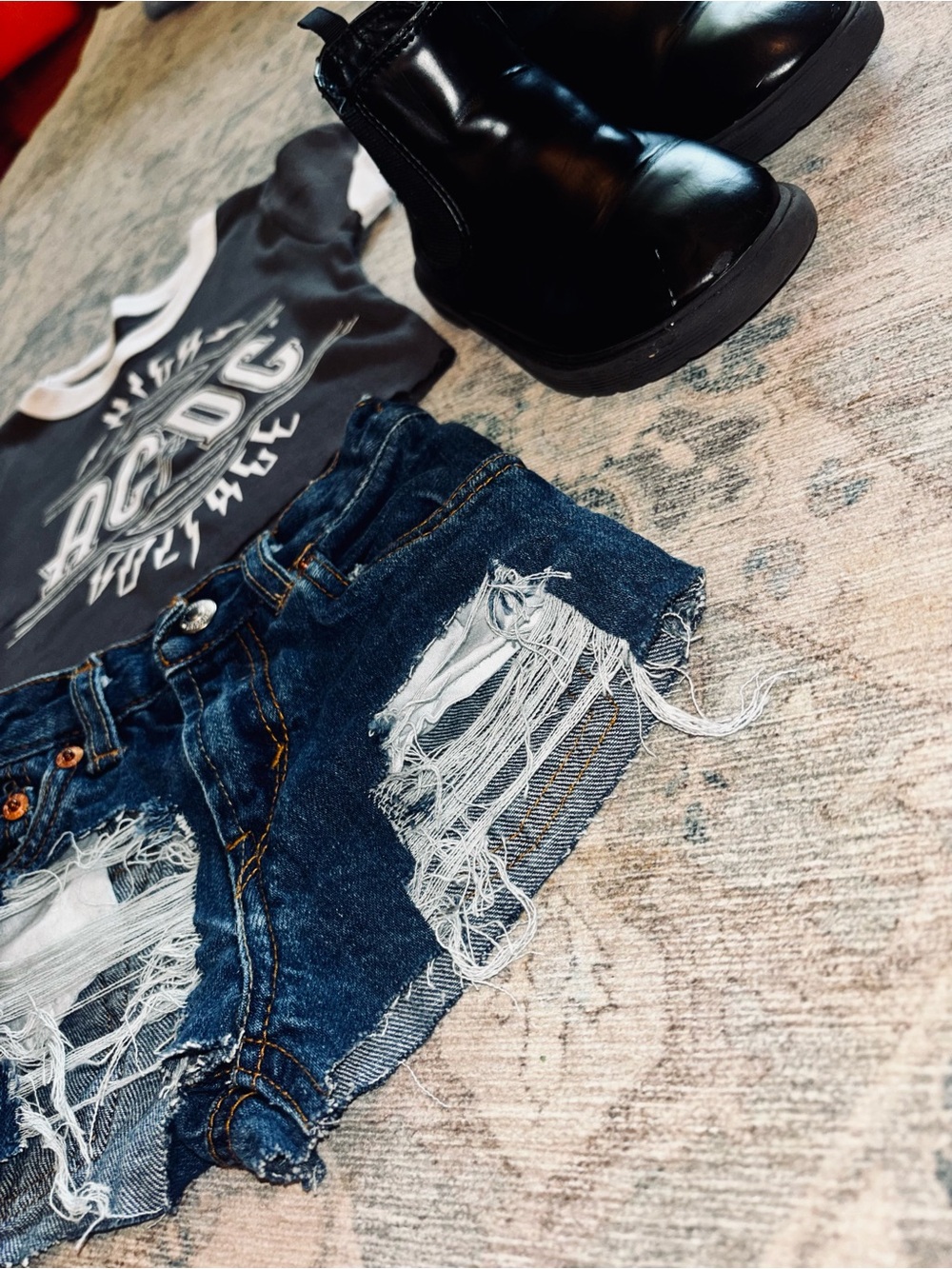 Curated Outfit Custom Reworked Levi Shorts - Picture 3 of 4